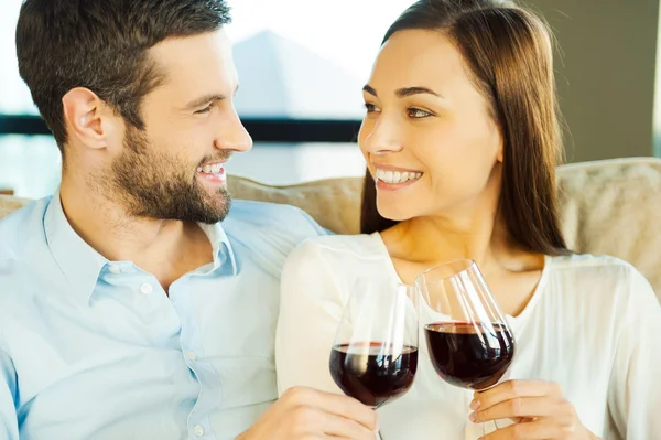 Amante pareja bebiendo vino tinto — Foto de Stock