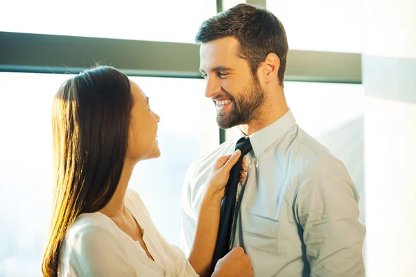 Vrouw stropdas van haar echtgenoot aan te passen — Stockfoto