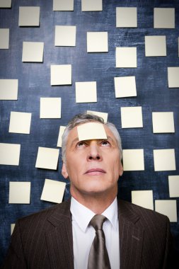 Adam alnına yapışkanlı not ile resmi kıyafeti