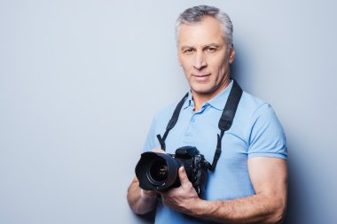 Olgun erkek T-shirt holding fotoğraf