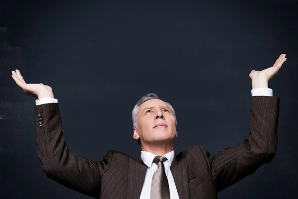 Senior man in formalwear looking up — Stock Photo, Image