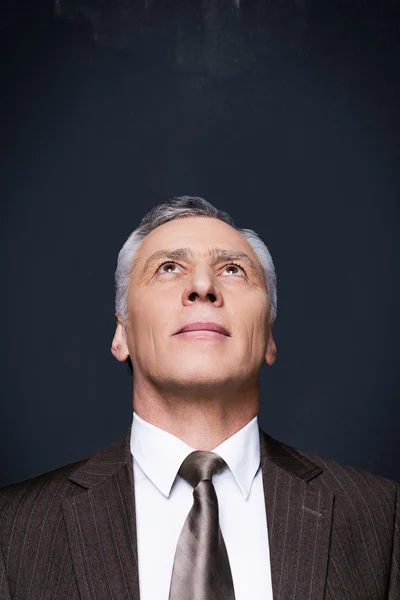 Senior man in formalwear looking up — Stock Photo, Image