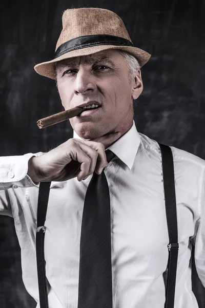 偉そうな年配の男性喫煙葉巻 — ストック写真