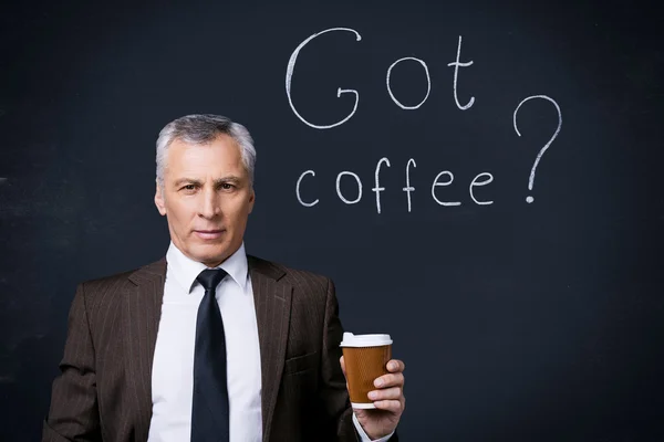Äldre man i formalwear håller kaffekoppen — Stockfoto