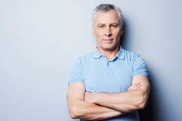 Senior man in T-shirt — Stockfoto