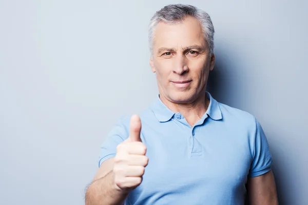 Senior man in casual showing  thumb — Stock Photo, Image