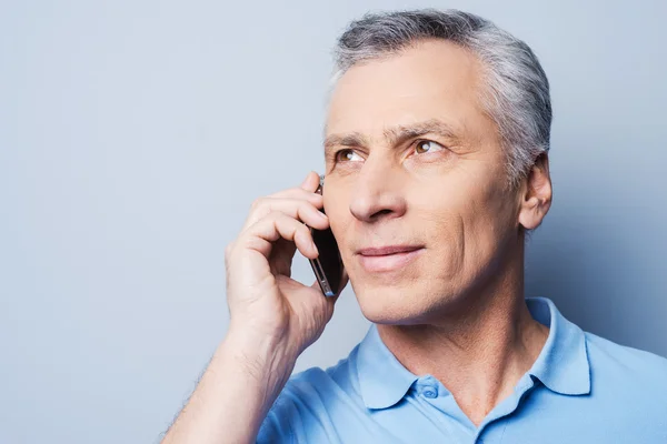 Senior man talking on the mobile phone — Stock Photo, Image