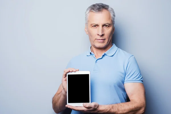 Hombre mayor mostrando tableta digital —  Fotos de Stock