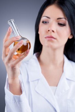 Kadın doktor tutan cep şişesi