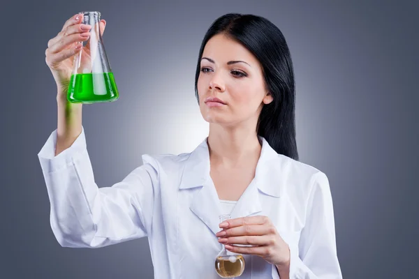 Feminino médico segurando frascos — Fotografia de Stock
