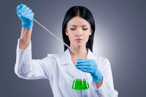 Feminino médico segurando frascos — Fotografia de Stock