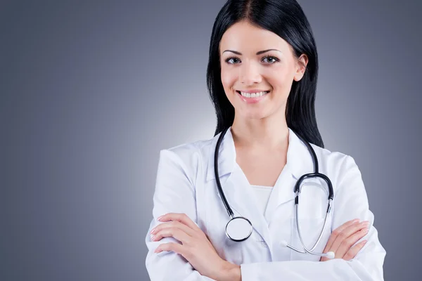 Médica feminina confiante em uniforme branco — Fotografia de Stock