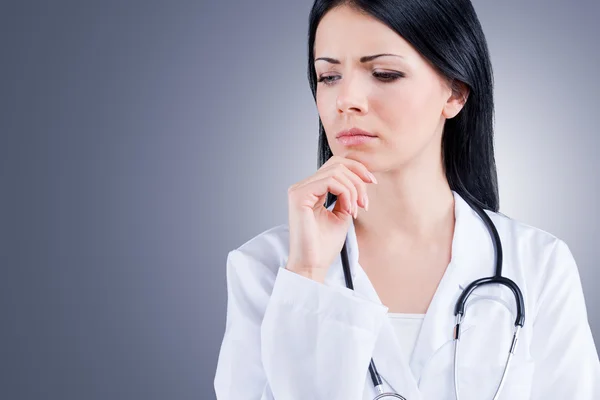 Female doctor  holding hand on chin — Stock Photo, Image