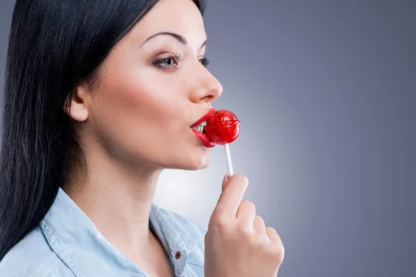 Woman holding lollipop — Stock Photo, Image
