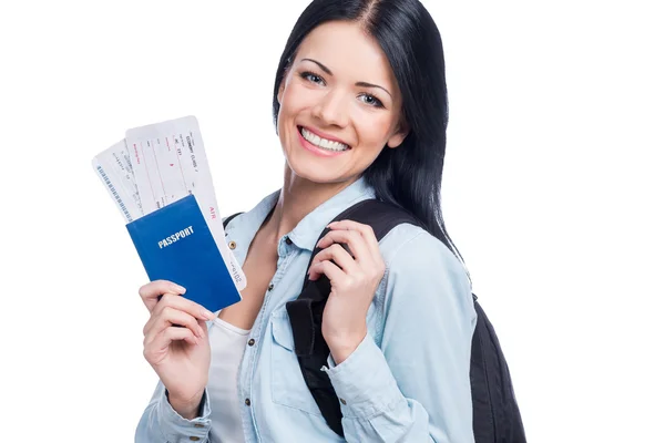 Mulher segurando bilhetes e passaporte — Fotografia de Stock