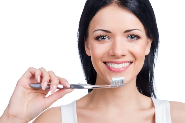 Jovem mulher segurando escova de dentes — Fotografia de Stock