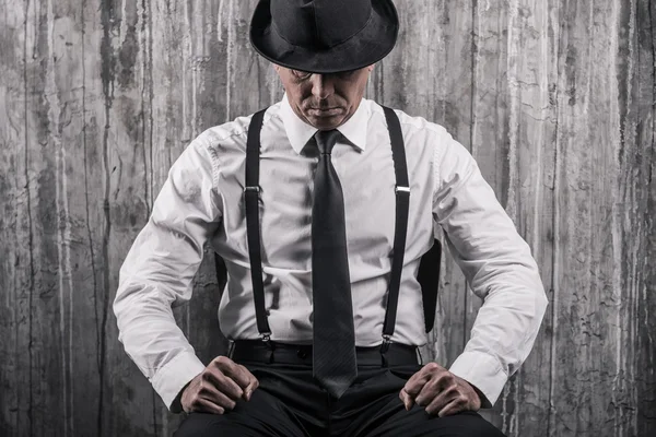 Hombre mayor mandona en ropa de gángster —  Fotos de Stock