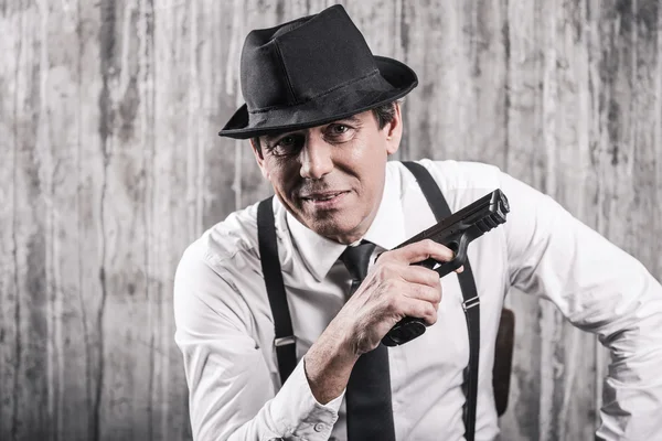 Uomo in abbigliamento gangster pistola in mano — Foto Stock