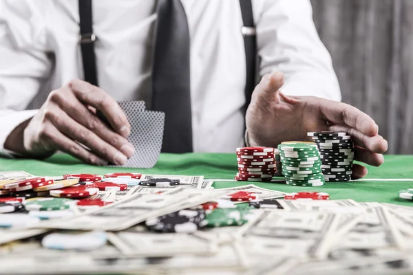 Человек сидит за покерным столом — стоковое фото