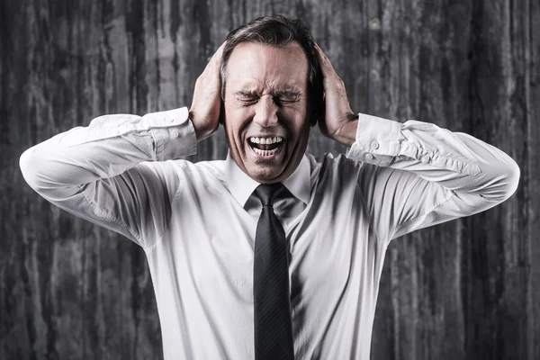 Estressado homem maduro em camisa gritando — Fotografia de Stock
