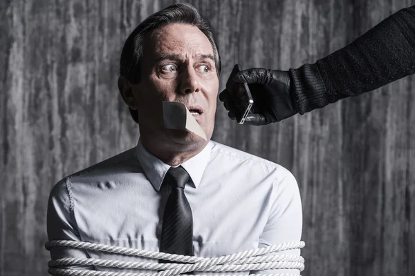 Iemand strekken hand met telefoon met zakenman — Stockfoto