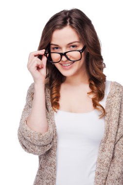 Gülümseyen kadın onun gözlük ayarlama