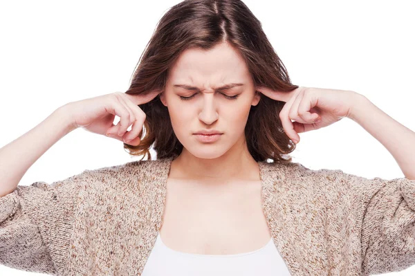 Frustrerade unga kvinnan som täcker öronen — Stockfoto