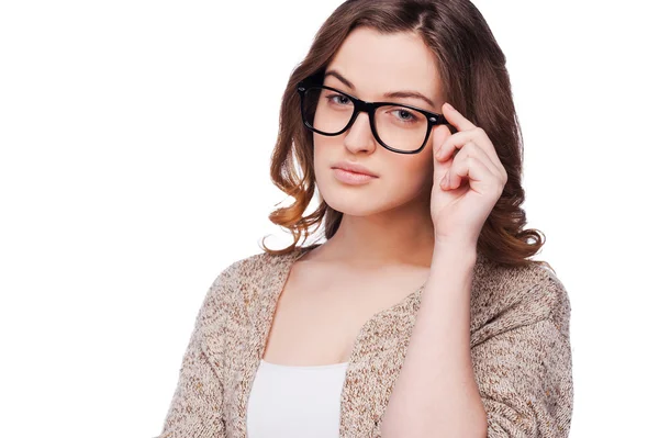 Jonge vrouw haar bril aanpassen — Stockfoto