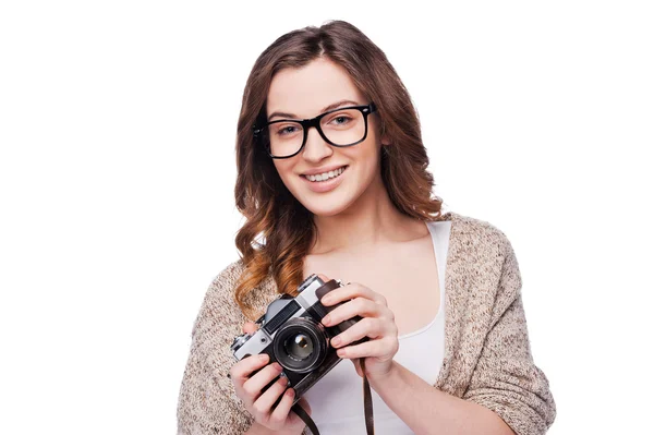 女性保持しているカメラを笑顔 — ストック写真