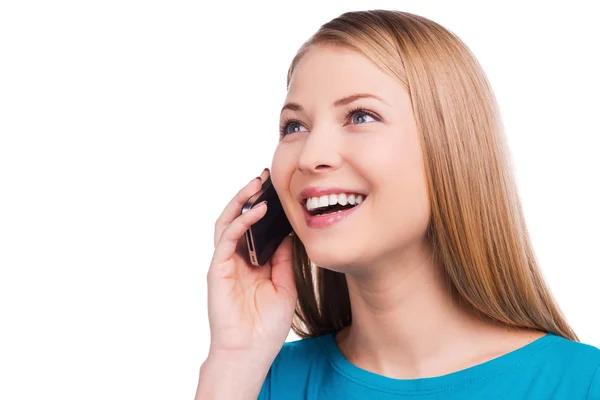 Jonge vrouw in gesprek op de mobiele telefoon — Stockfoto