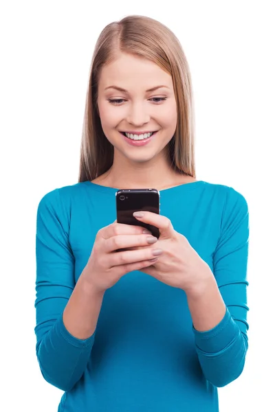 Mujer sosteniendo el teléfono móvil — Foto de Stock