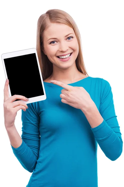 Женщина с цифровым планшетом — стоковое фото