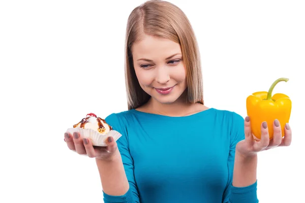 Vrouw met een salade-peper en een cake — Stockfoto