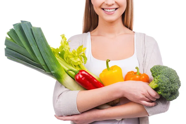 Mulher segurando vegetais diferentes — Fotografia de Stock