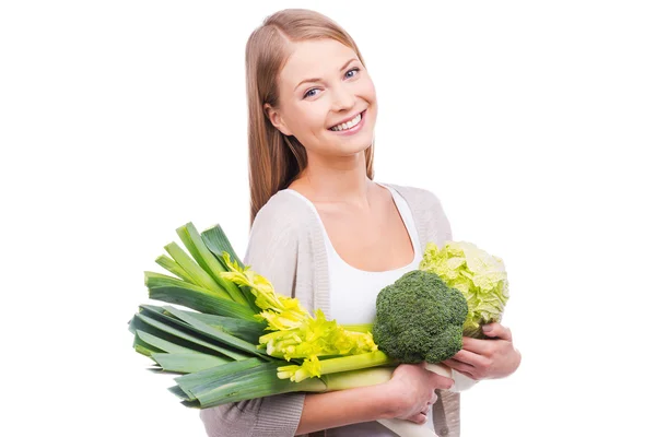 Mulher segurando vegetais diferentes — Fotografia de Stock