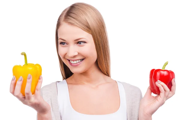 Vrouw met dat een salade paprika — Stockfoto