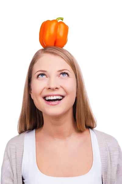 Kvinna med sallad peppar på huvud — Stockfoto