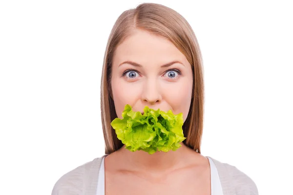 Žena držící list zelí v ústech — Stock fotografie