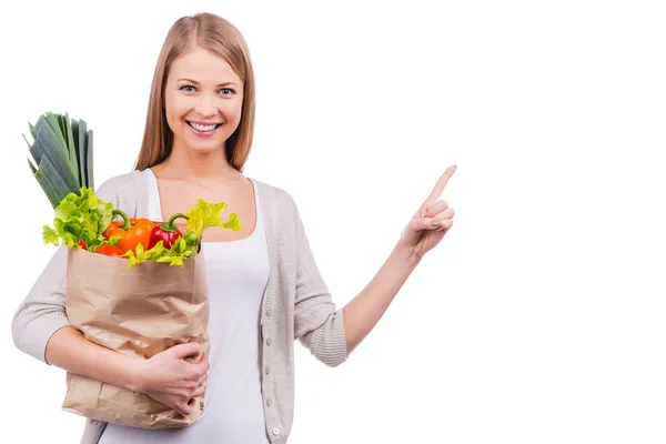 Kvinna med shopping väska full av matvaror — Stockfoto