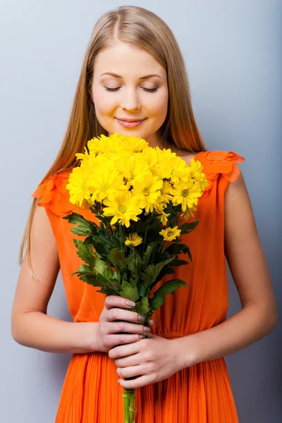 Mulher de vestido bonito segurando buquê de flores — Fotografia de Stock