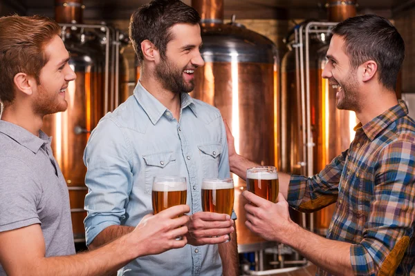 Jóvenes hablando y sosteniendo cerveza — Foto de Stock