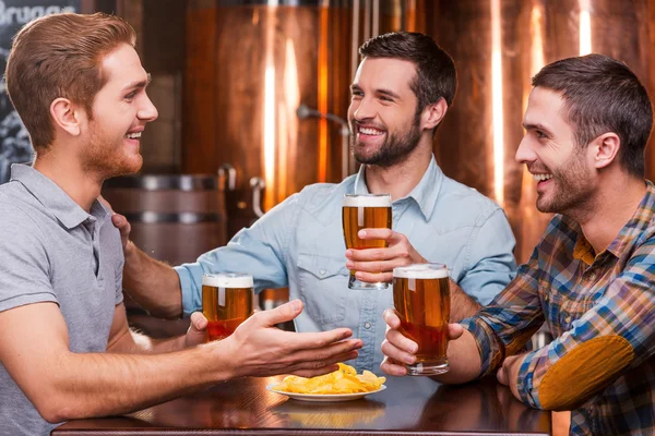 Jonge mannen praten en drinken bier — Stockfoto