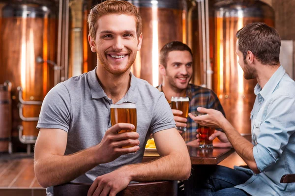 若い男がビールで乾杯 — ストック写真