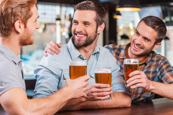 Young men talking and drinking beer — Stock Photo, Image