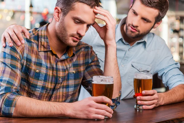 Depressief man zit aan de bar teller — Stockfoto
