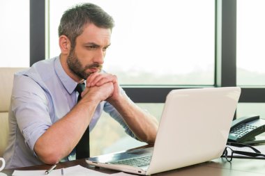 Gömlek ve kravat emin olgun adam