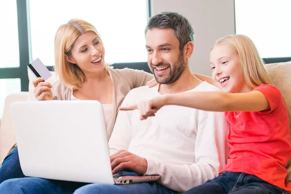 Šťastná rodina, nakupování online — Stock fotografie