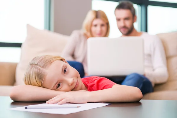 Niña apoyando su cara en la mesa — Foto de Stock