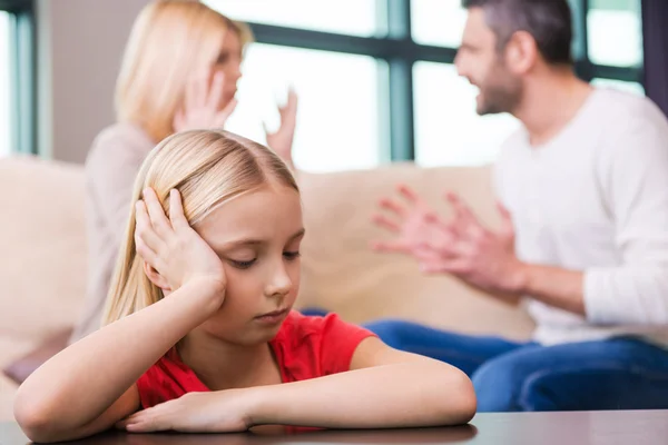 Trauriges Mädchen und Eltern schreien sich an — Stockfoto