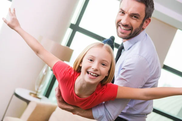 Vader speelt met dochter — Stockfoto